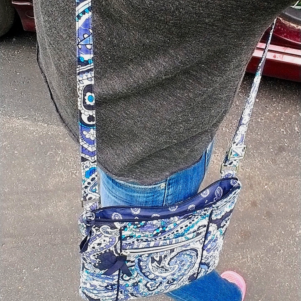 3/$30 NWOT Vera Bradley blue paisley purse with adjustable strap - Picture 10 of 10